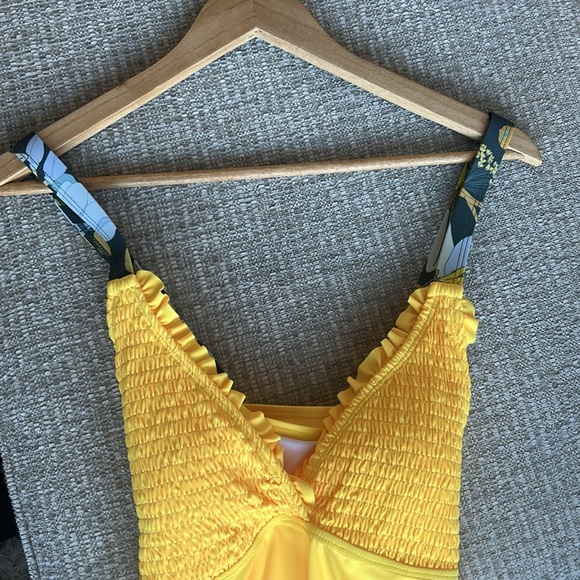 Summer Mae V-Neck Tankini Smocked
Top with Boy Shorts Tummy Control Swimsuit XL - Picture 3 of 11